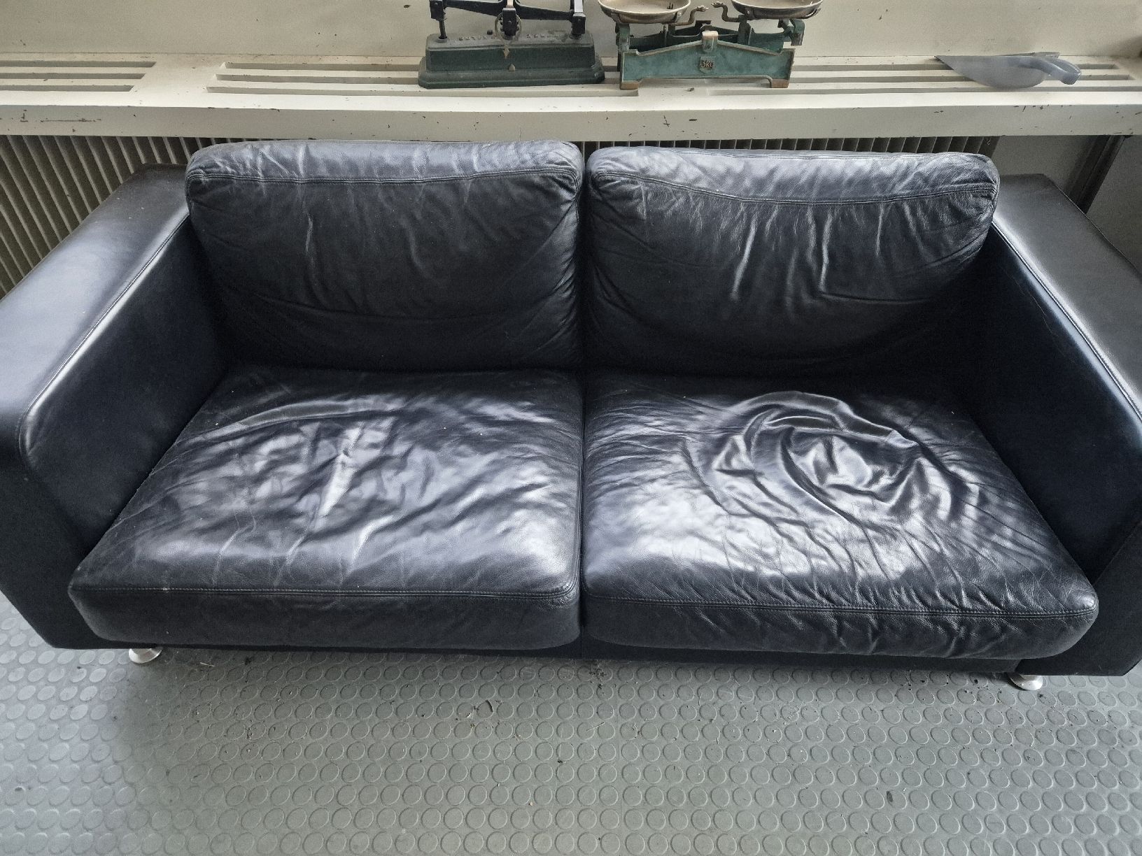 Sofas: Sofa Leder schwarz 2-Sitzer Gebraucht – Gebraucht aus Balsthal von Yukon_88
