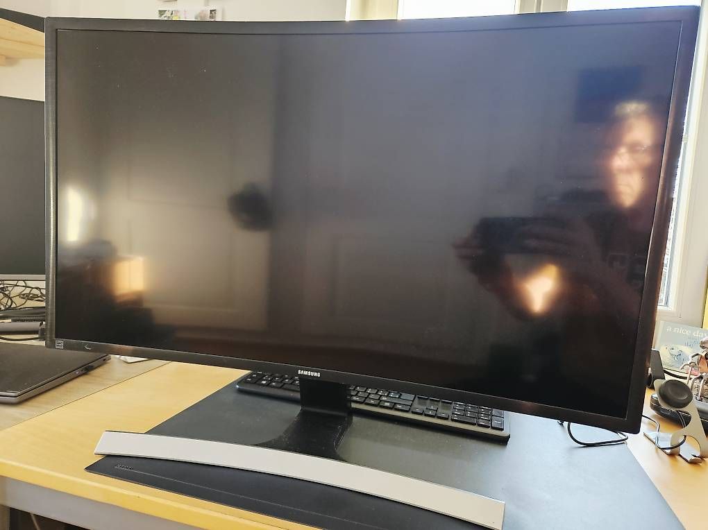 Monitore: 32" Curved Samsung Monitor – Gebraucht aus Neftenbach von Wummwila