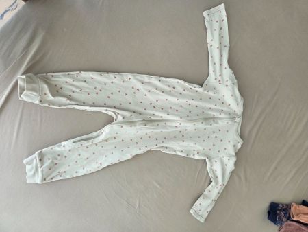 Süsser Baby Schlafanzug Grösse mit Herzchen, Grösse 86, Top!