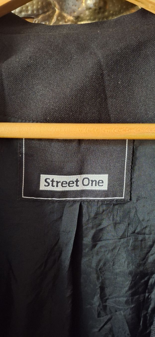 Jacken: Schwarzer Blazer von Street One, Grösse M – Gebraucht aus Brienz BE von mondchatz1 1