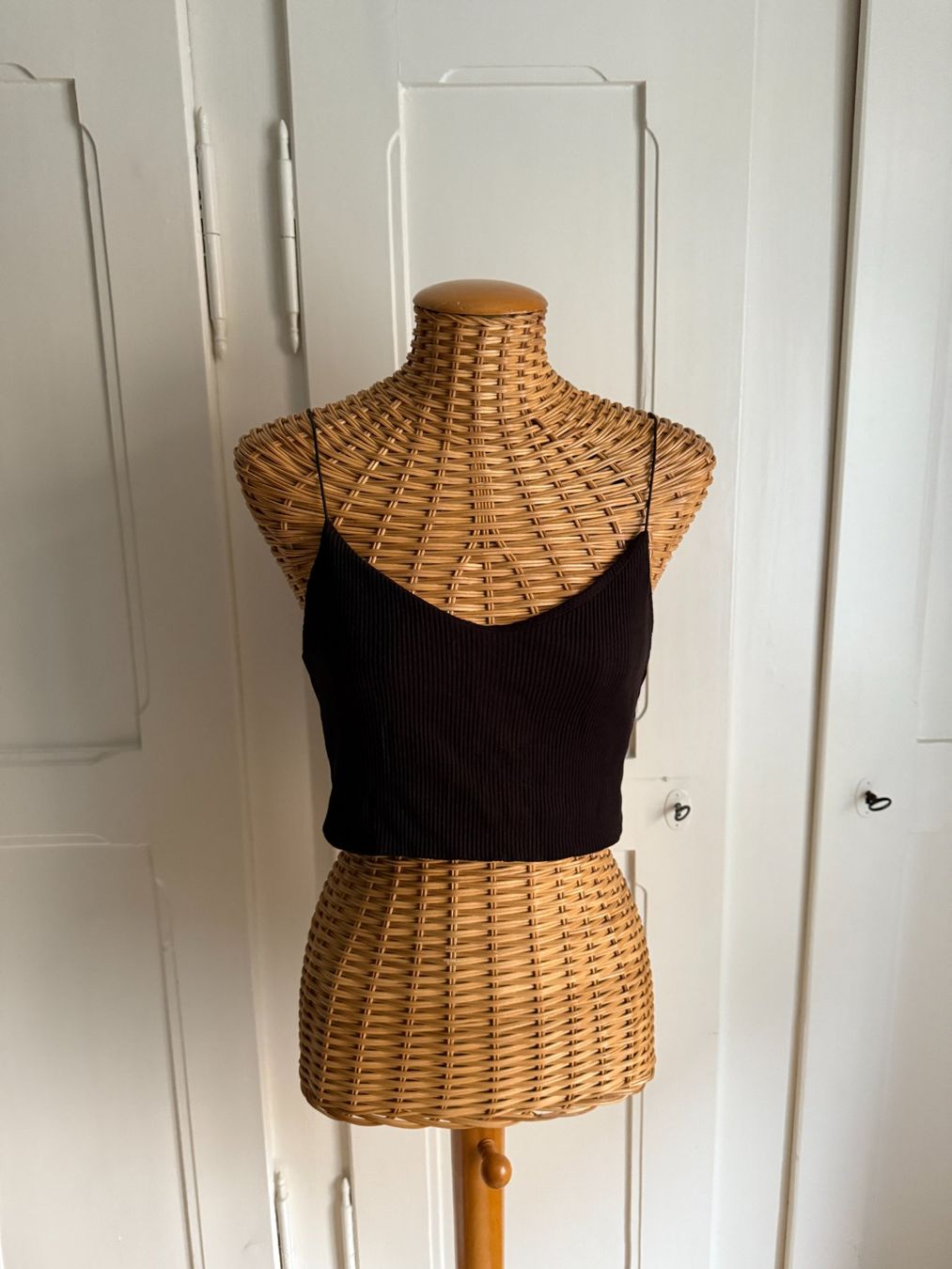 Weekday Top: WEEKDAY - cropped Top dunkelbraun M – Usato da Zürich venduto da Diazaio