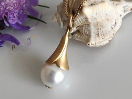 Calla Blüte Anhänger, 18K Gold, Südseeperle