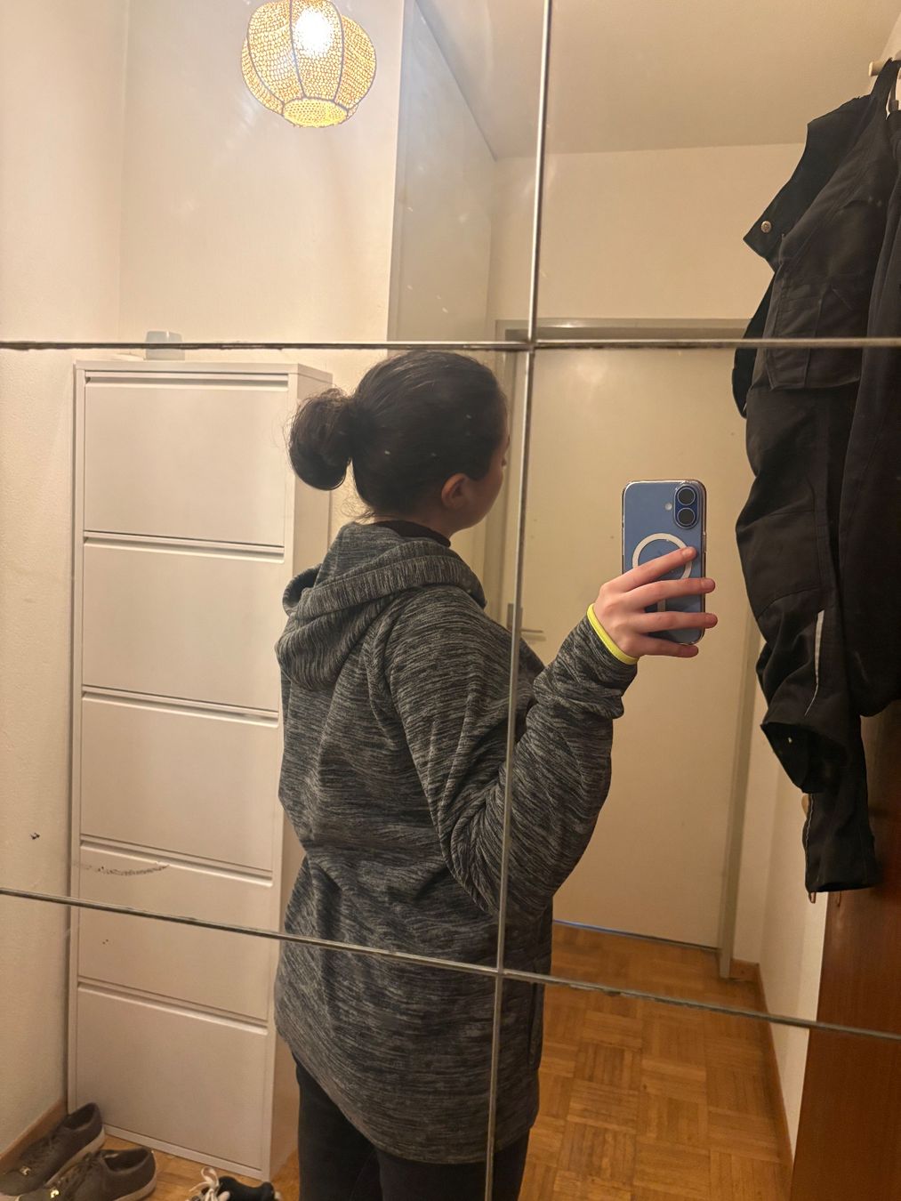 Jacken: Sweat à capuche gris fermeture éclair détails fluo taille S – Gebraucht aus Bellevue von mae_f9rz 1