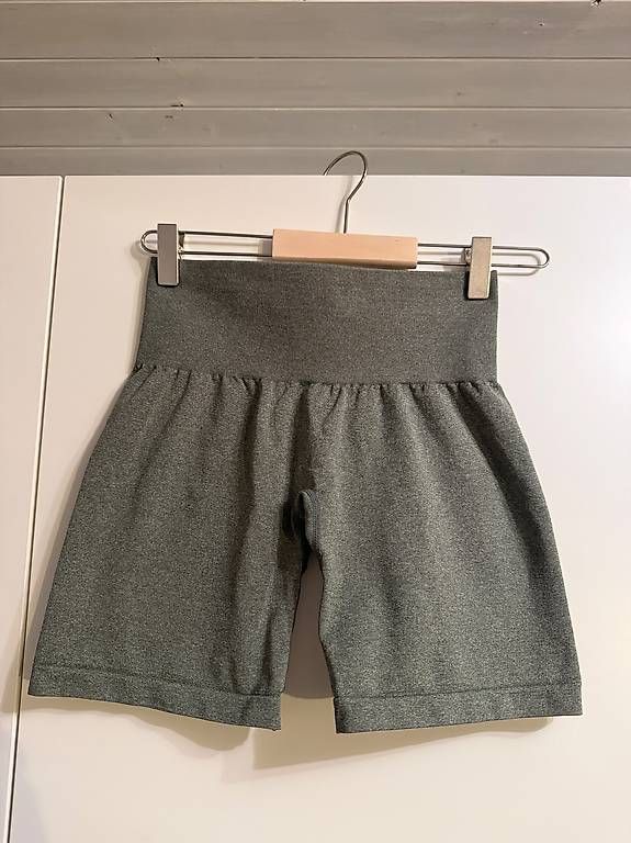 Hosen: GRAUE GYM-SHORTS – Gebraucht aus Niederhelfenschwil von Mileko 1