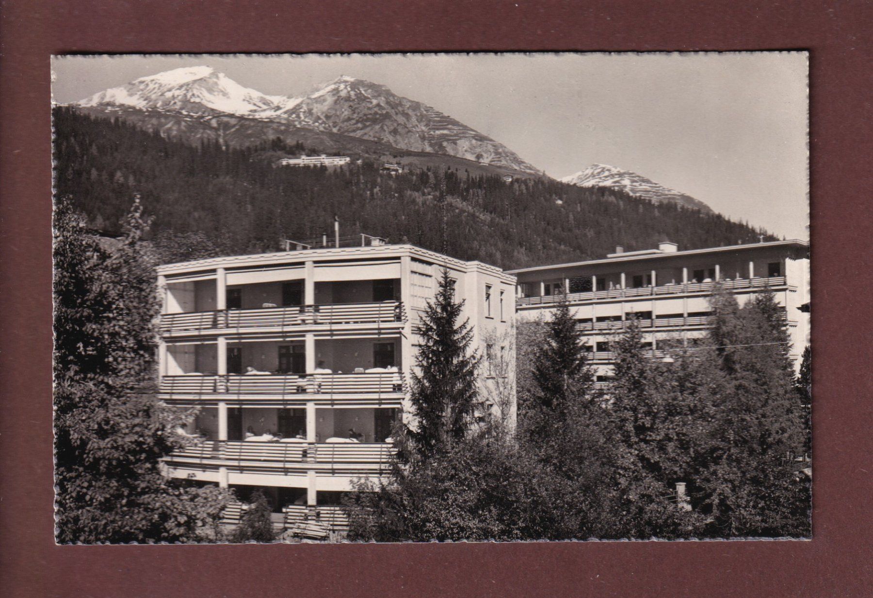 Cartoline postali: DAVOS-PLATZ - Heilstätte Du Midi mit Haus Sofia – Usato da Pully venduto da nicecards