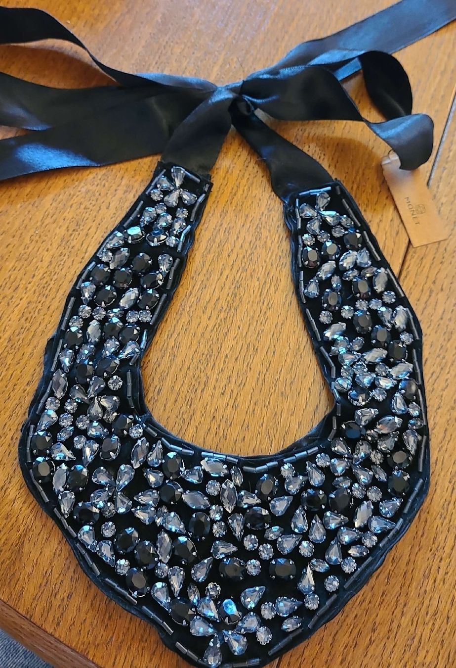 Catenine: Collier plastron noir et argenté à nouer, marque Monet – Nuovo (secondo la descrizione) da Bavois venduto da ric_sh6k
