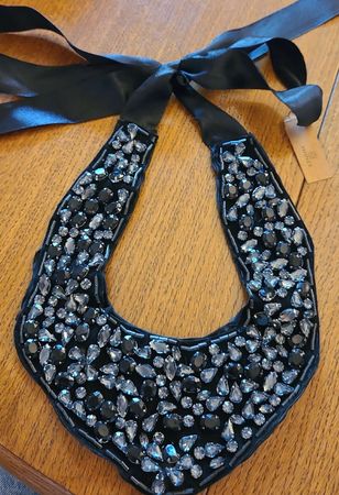 Collier plastron noir et argenté à nouer, marque Monet