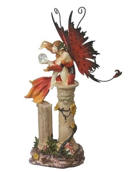 Figuren: Elfe auf Säule mit Kristallkugel 25cm – Neu und originalverpackt aus Bichelsee von Avalonya