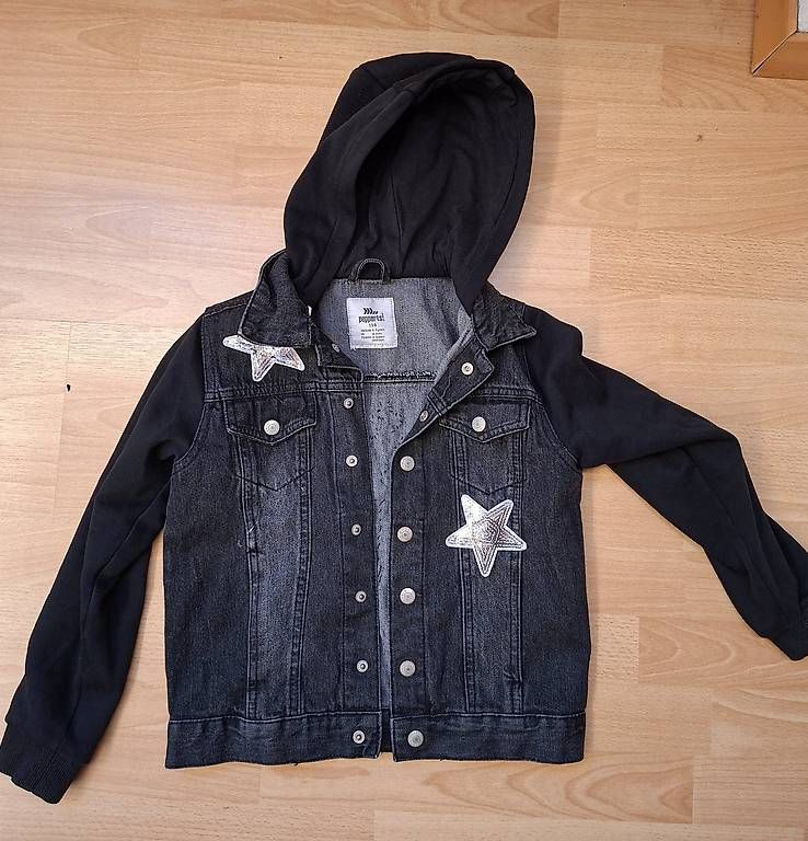 Pantaloni: Coole schwarze Jeansjacke mit div. Glitzerprints, 134 – Usato da Wangen SZ venduto da coni2204_10