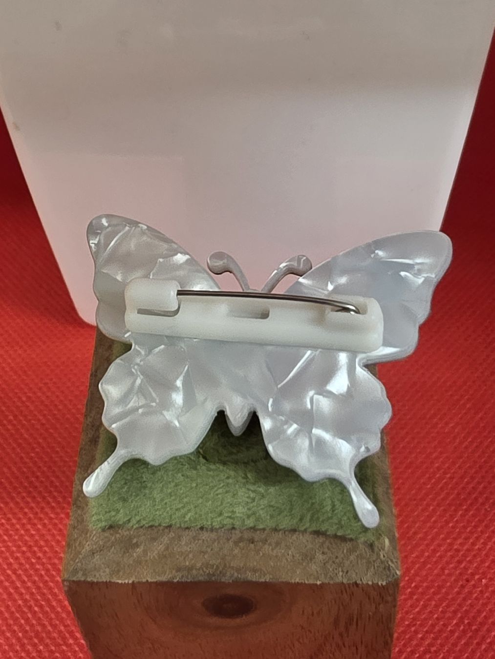 Broschen & Nadeln: Brosche Schmetterling mit Blumen neuwertig – Neu (gemäss Beschreibung) aus Herisau von Antiques.AR 1