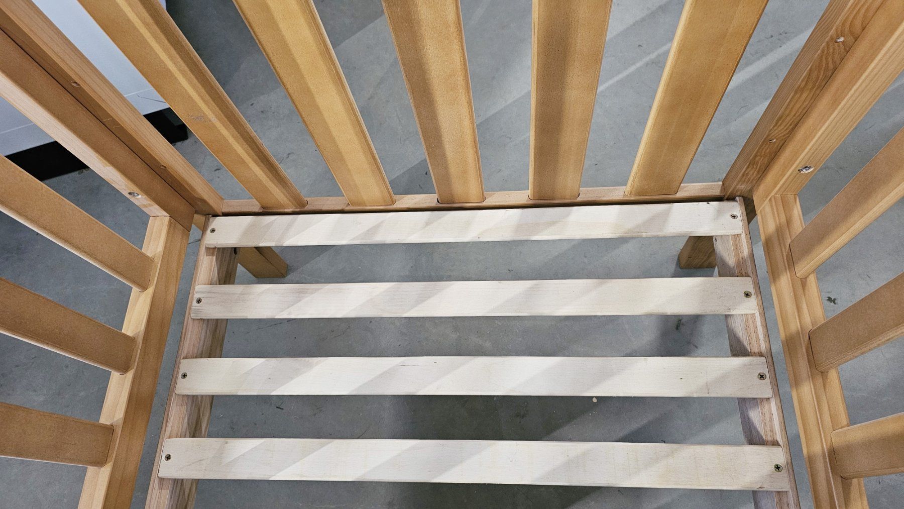 Letti: Kindergitterbett aus Holz mit Matratze – Usato da Altishausen venduto da Jomisaru 3