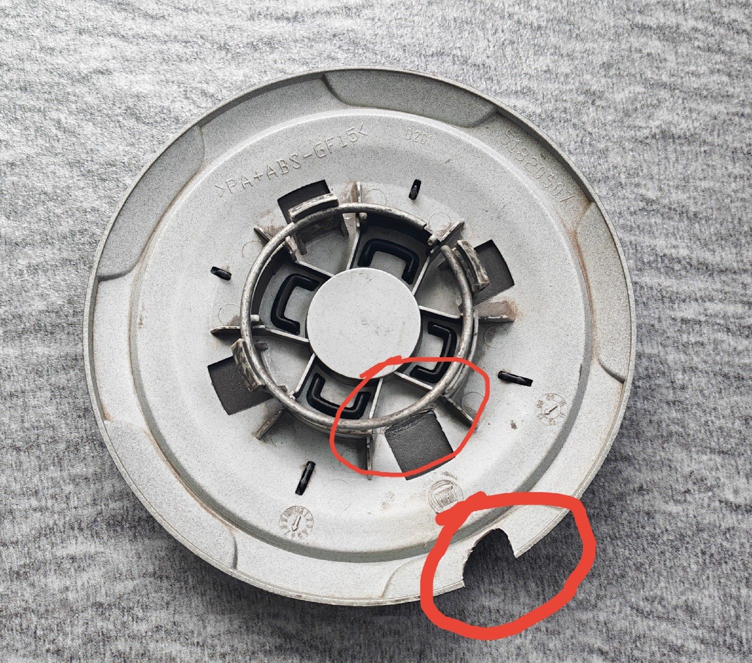 Abarth Tutti pezzi di ricambio auto: Abarth Wheel Center Cap - Scorpion Logo - Slight Damage – Usato da Büsserach venduto da mis_fg52 1