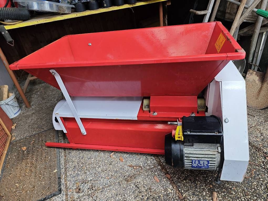 Tutte le macchine: Traubenmühle mit Abbeerer/Pigiatrice diraspatrice – Usato da Comano venduto da Mary922