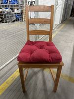 schöner alter Holzstuhl Vintage Massivholz