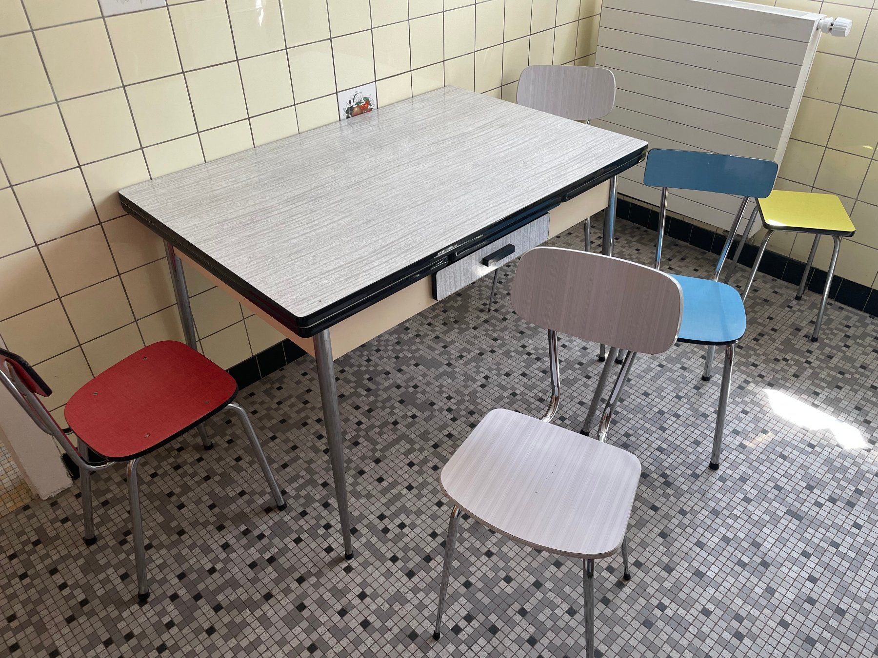 Tischset: Table et chaises style rétro 5 pièces bon état – Gebraucht aus Granges (Veveyse) von Nat02