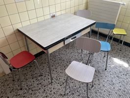 Table et chaises style rétro 5 pièces bon état