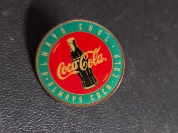 Coca-Cola Placchette & Badge: Coca Cola Pin 2,2 cm – Usato da Walterswil BE venduto da Lonitti 2