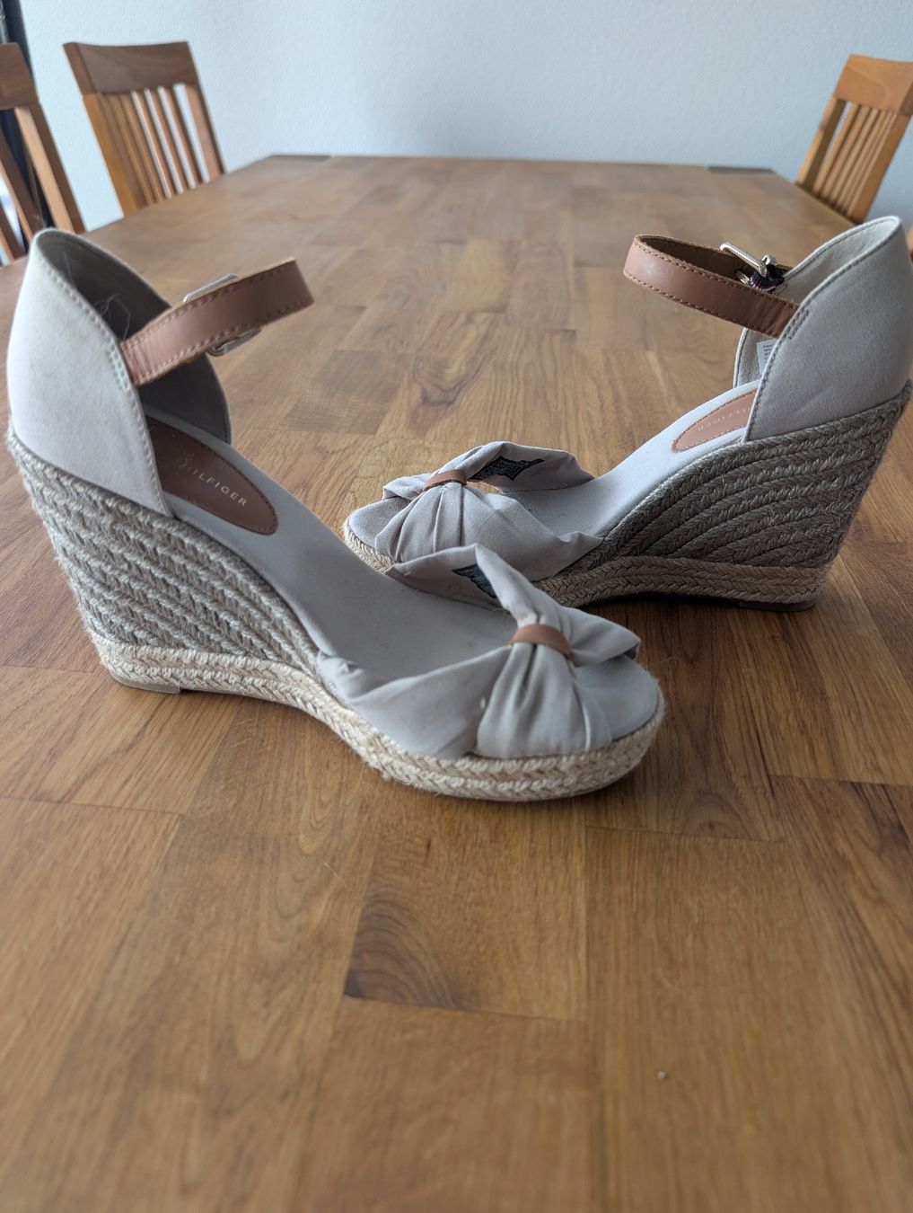 Tommy Hilfiger Damenschuhe: Schuhe Tommy Hilfiger Gr.38 – Gebraucht aus Lommiswil von laroliv
