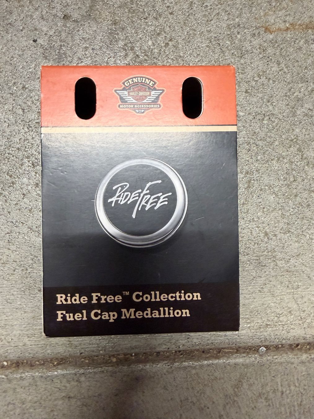 Harley-Davidson Tutti i ricambio per moto: 14101220 Harley-Davidson Tankdeckel Medaillon – Nuovo e nell'imballaggio originale da Ostermundigen venduto da jas_9j7d 1