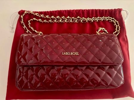 Vendo borsa in vernice molto elegante color rosso cherry