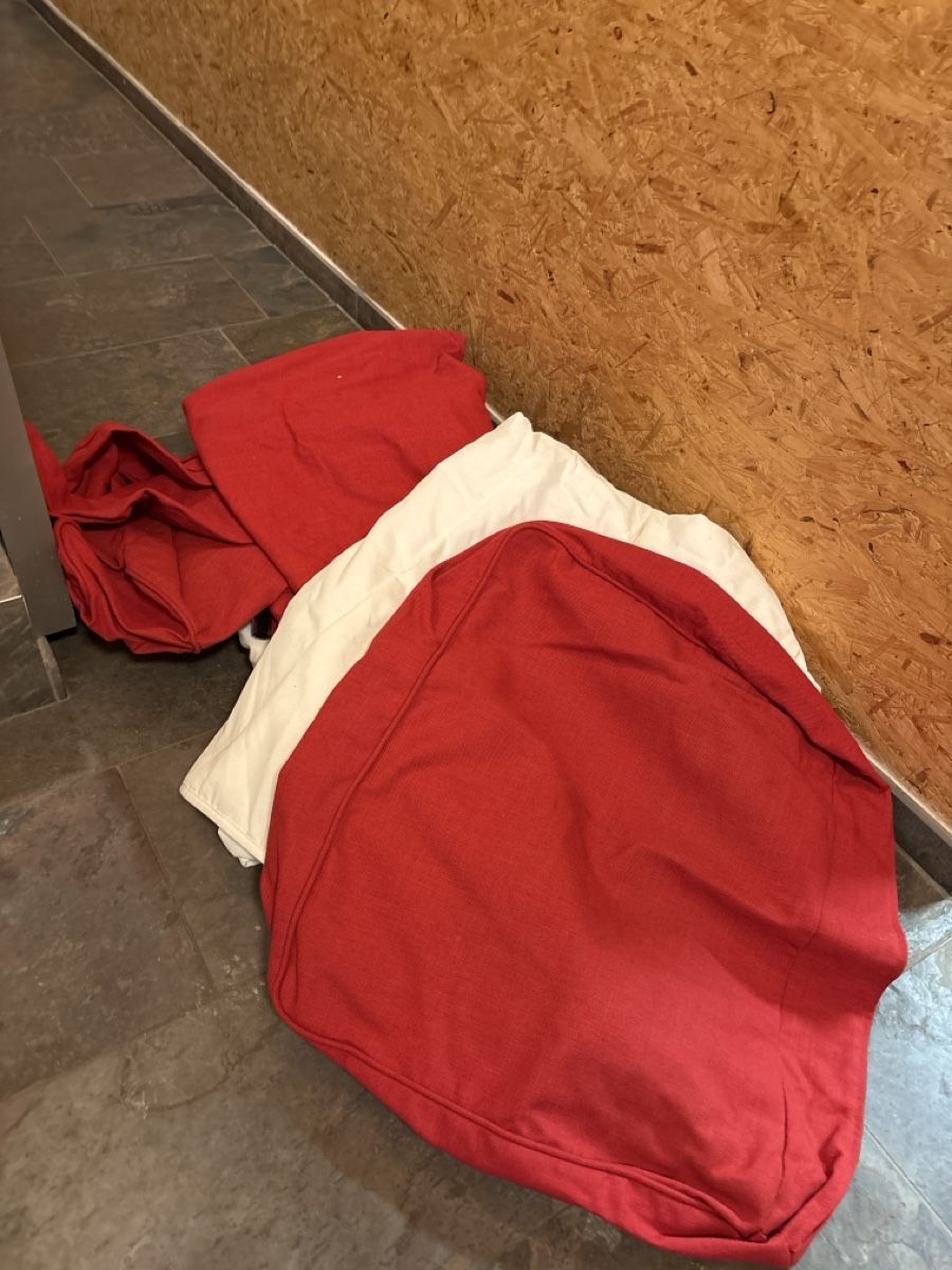 Tessuti: Roter Stoff Ektrop 2er-Sofa Bezug in Rot – Usato da Muri AG venduto da seb_lny5