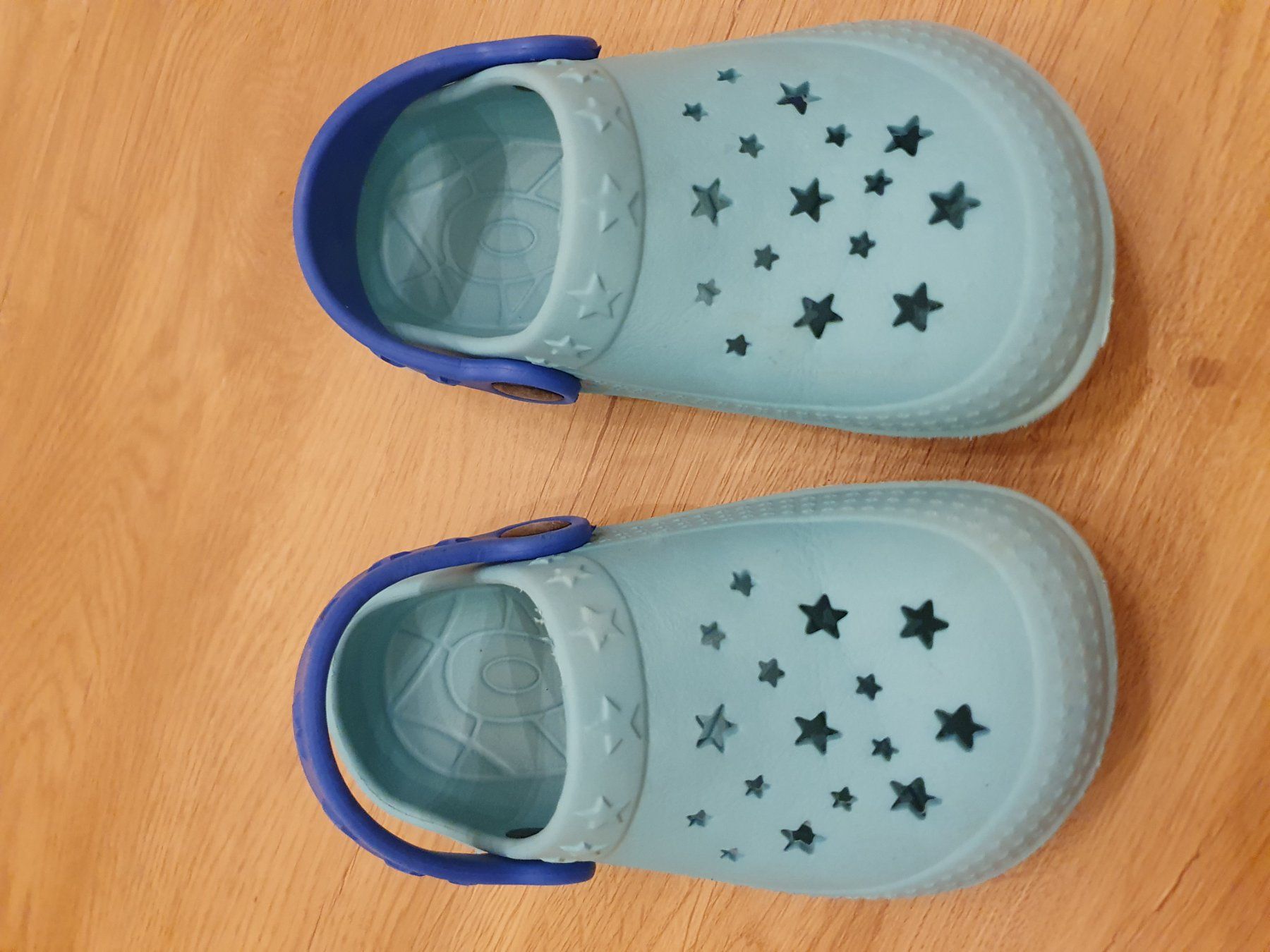 Scarpe per ragazzi: Gummi Clogs, Badeschuhe, Gr. 25, hellblau – Usato da Heinrichswil venduto da frankie19860 2