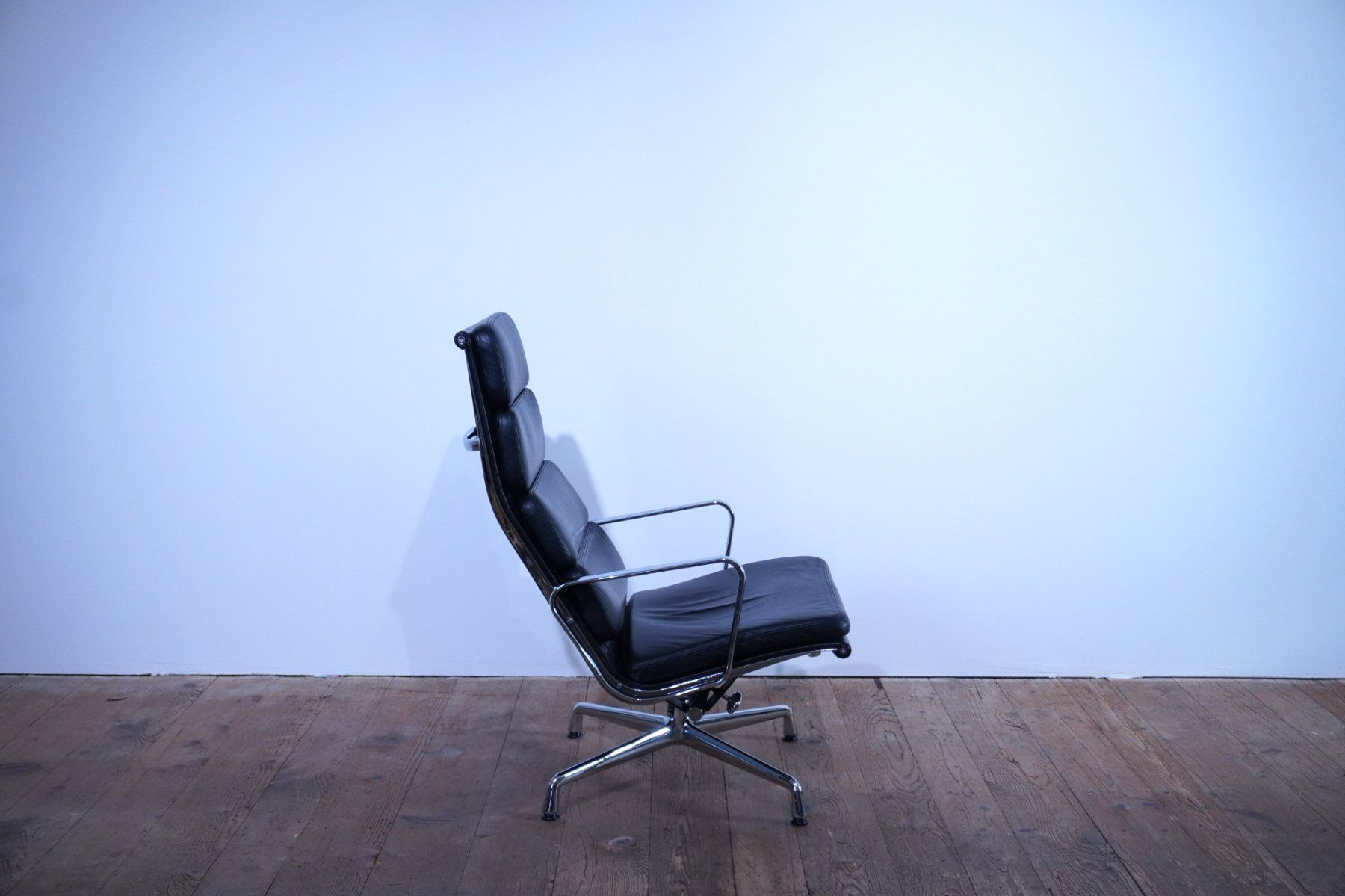 Vitra Sessel: Vitra Eames Soft Pad Lounge Chair EA222 Leder nero – Gebraucht aus Bad Zurzach von QLASSIQ 1