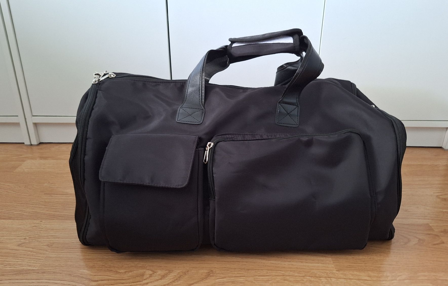 Sacs: Reisetasche schwarz mit Kleidersackfunktion  – D'occasion à Lützelflüh-Goldb par bli_f2v9