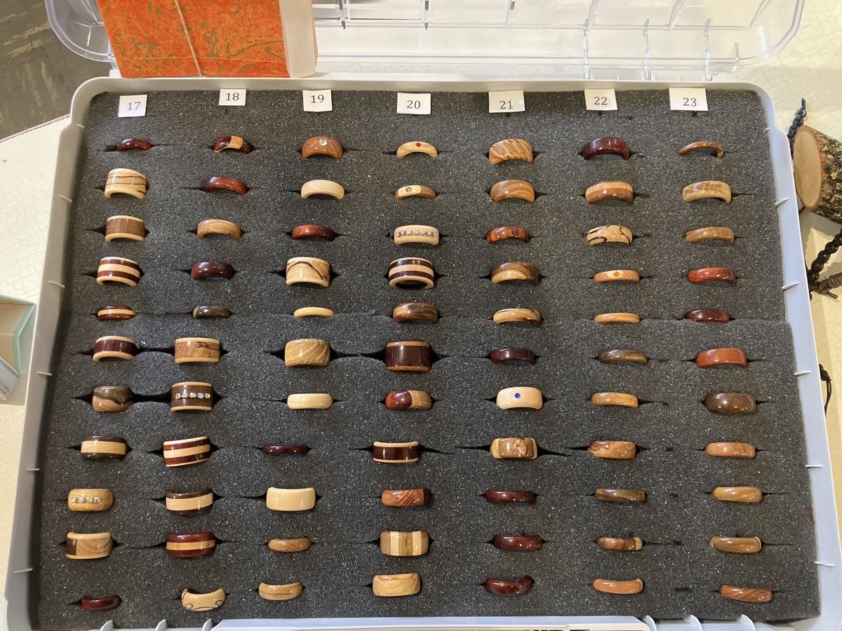 Anelli: Naturholz Fingerringe oder Halsringe – Nuovo e nell'imballaggio originale da Erlenbach im Simmental! venduto da Simmentaler-Perlen