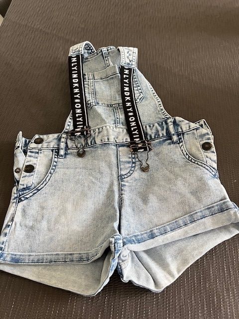 DKNY Pantaloni: Salopette short en jean DKNY, taille 8 – Usato da Genève venduto da cumunel
