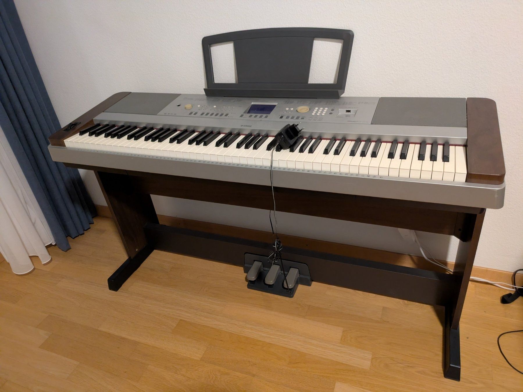 Yamaha Instruments de musique: Yamaha DGX-640 + pédales – D'occasion à Lausanne par RR-CH