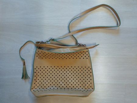 Sac bandoulière beige vert ajouré avec frange taille 35cm