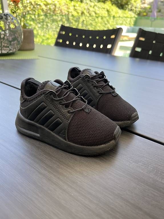 Scarpe per ragazzi: Scarpe adidas bimbo numero 23 – Usato da Losone venduto da Cla-e-Ale