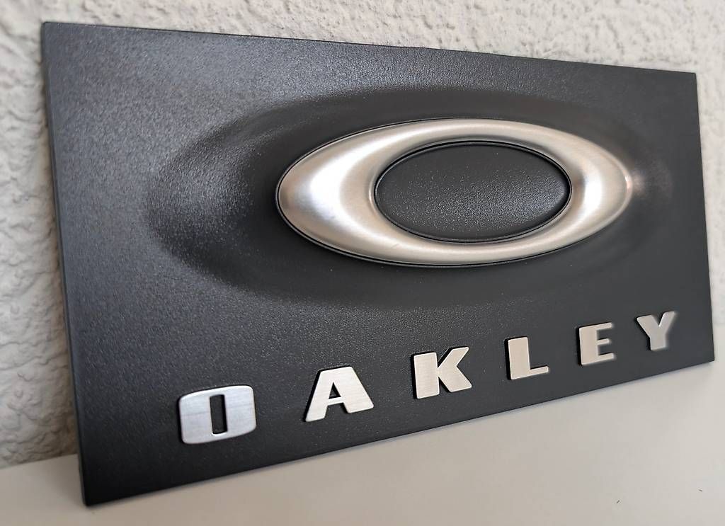 Insegne: Oakley Logo Display – Usato da Ueberstorf venduto da Grosscom 1