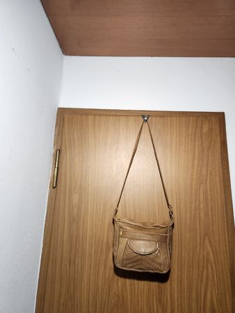 Sac à bandoulière en cuir beige, style tressé