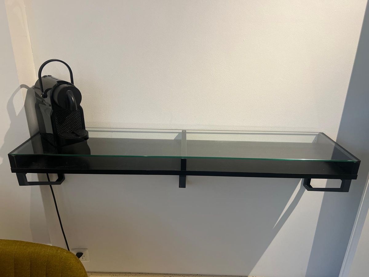 Scaffali: Wand regal mit glas – Usato da Zuoz venduto da stumholm 3