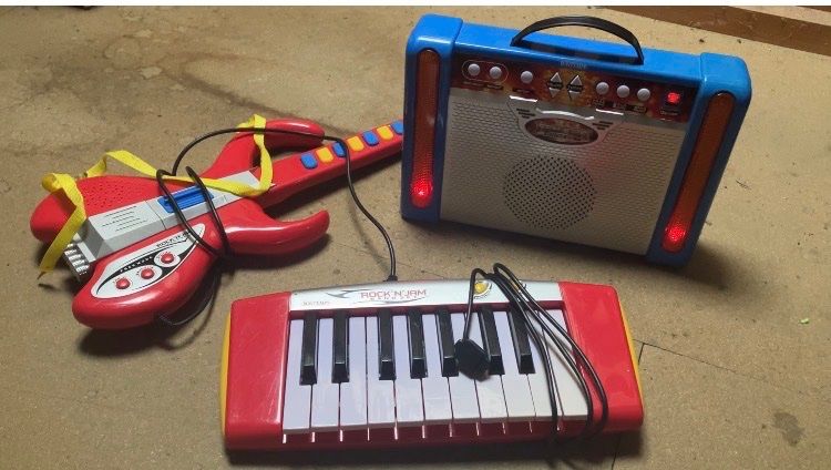 Strumenti musicali: Musikbox mit Gitarre und Keyboard – Usato da Hellbühl venduto da sabilu