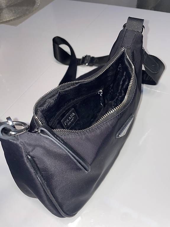 Prada Taschen: PRADA NYLON SCHULTERTASCHE MIT MINI-POUCH – Gebraucht aus Ebikon von lau_vnq7 1