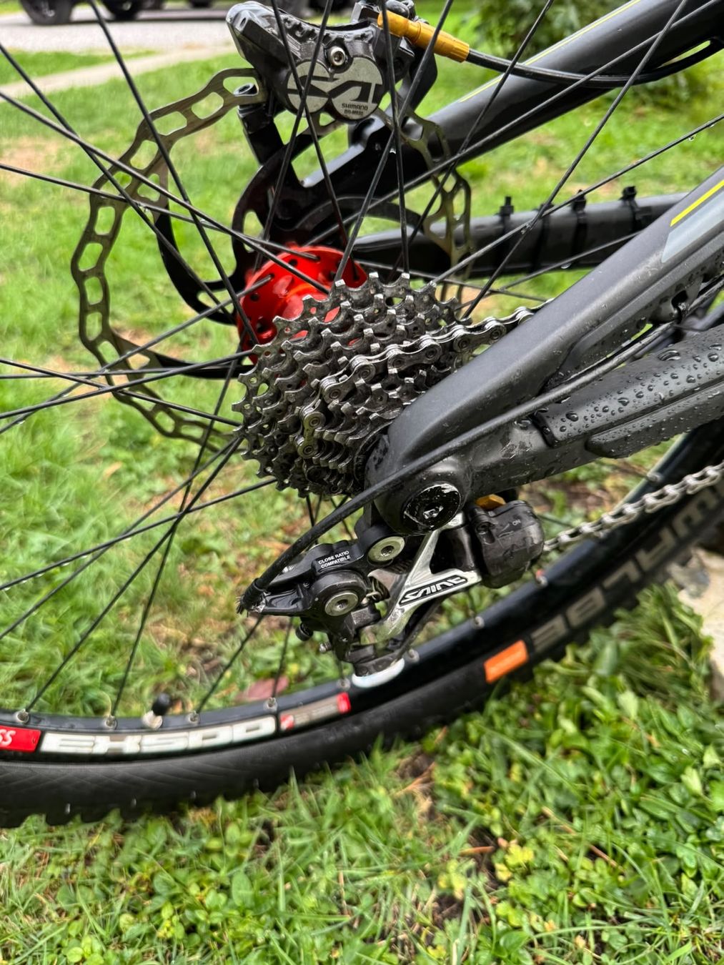 Santa Cruz Biciclette: Santa Cruz V10 Rahmengrösse XL und Laufradgrösse 26 Zoll – Usato da Selzach venduto da Knuddu01 3