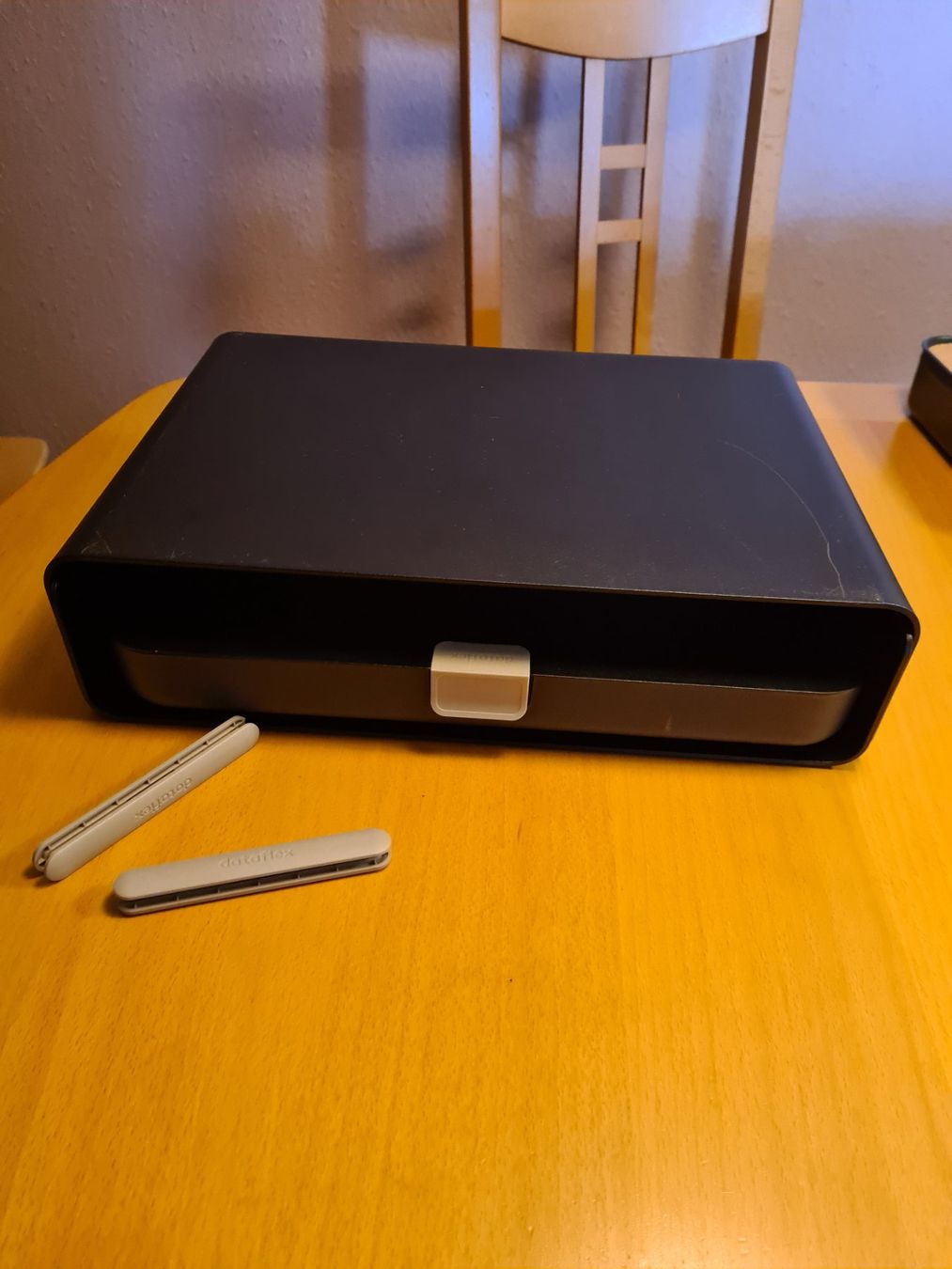 Staffa per monitor: DATAFLEX Addit Bento Rehausseur d'écran et boîte Bento – Usato da Nyon venduto da Dap_j77s