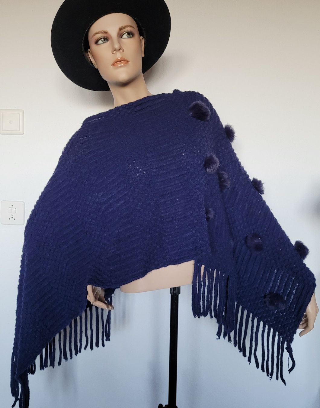 Sonstige Damenmode: Blauer Strickponcho mit Bommeln onesize Fransen Winterpon... – Gebraucht aus SCHÜBELBACH von CoKaHa 2