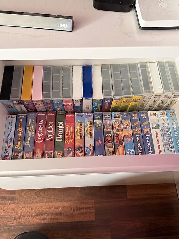 Alle VHS: VHS Kassetten 3.- exkl. Versand – Gebraucht aus Einsiedeln von mel_g2bq