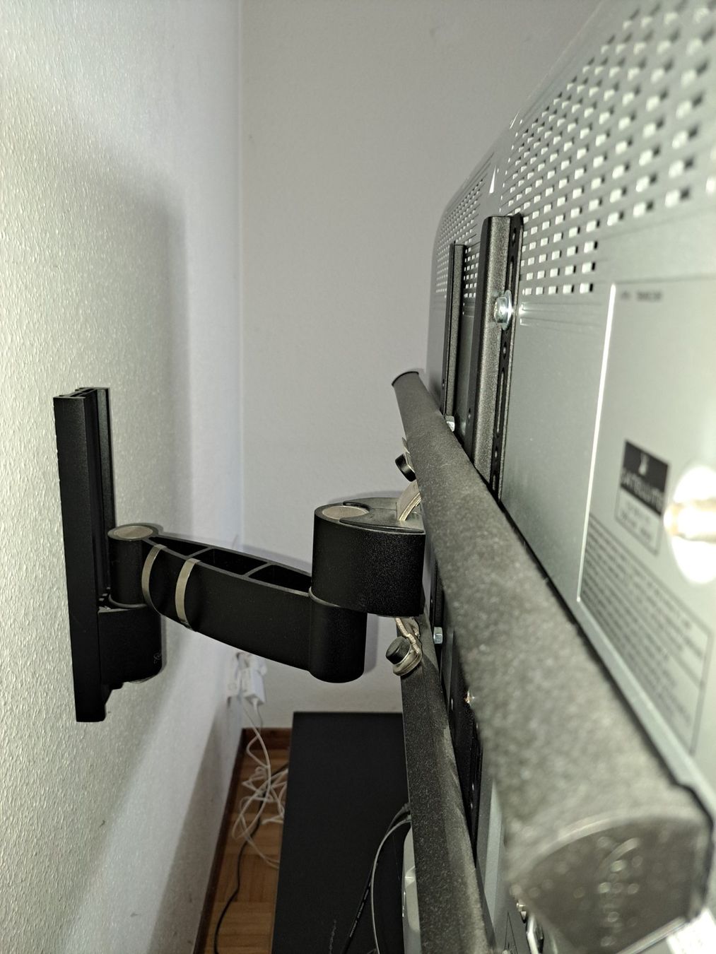 Panasonic Televisori: TV Panasonic 37'' avec support mural et accessoires – Usato da Biel/Bienne venduto da hug94 1