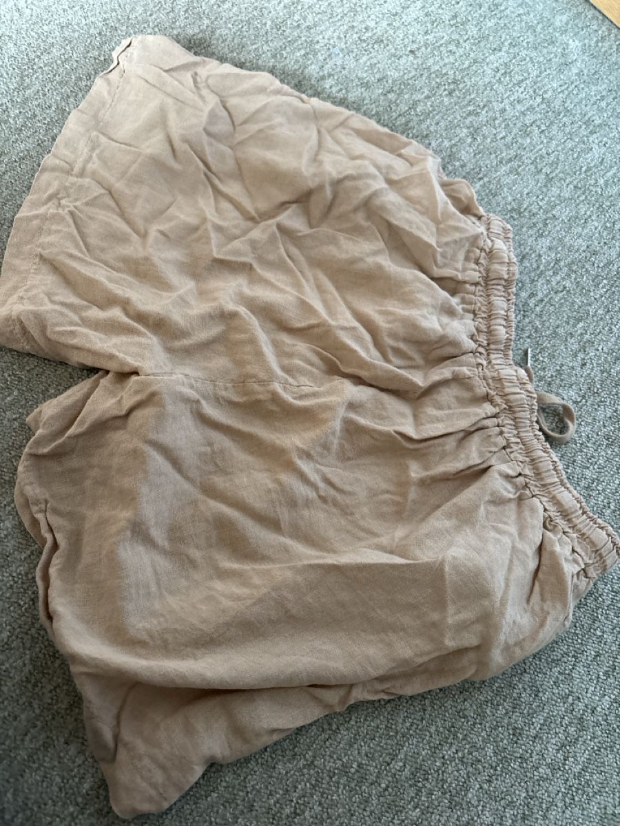 Pantaloni: Shorts beige mit Kordelzug  – Usato da Muri b. Bern venduto da viv_5lmr 1