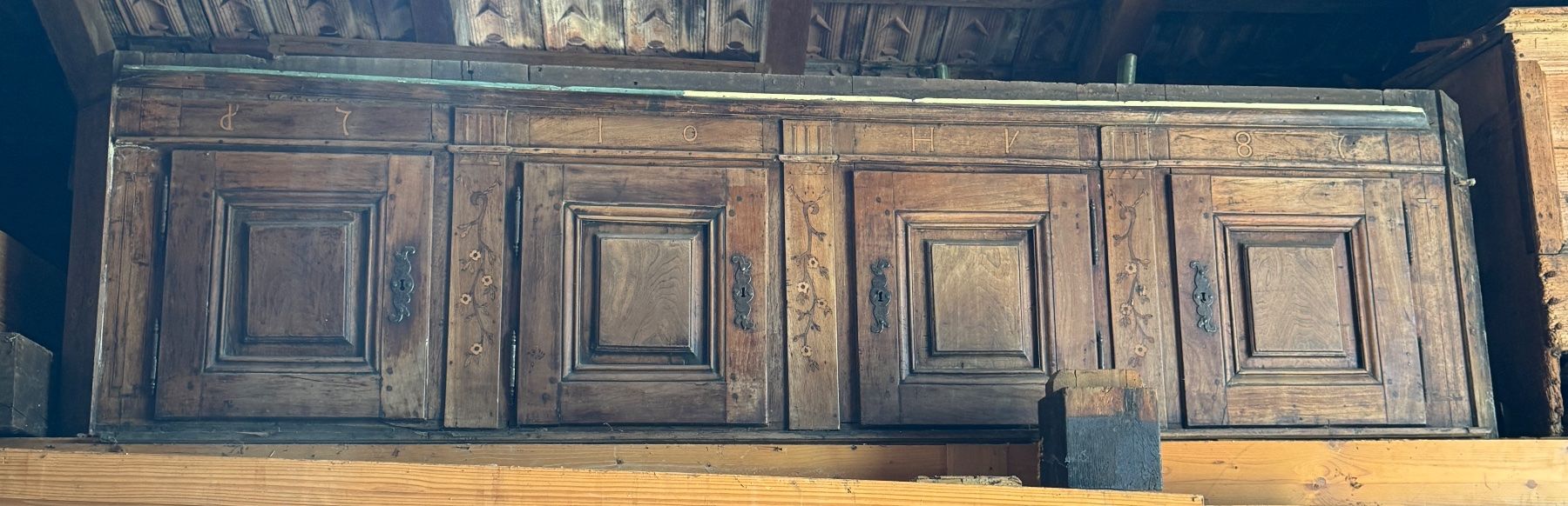 Schränke: Antiker Schrank, restaurationsbedürftig, Holz – Gebraucht aus Sachseln von BONATI01 8