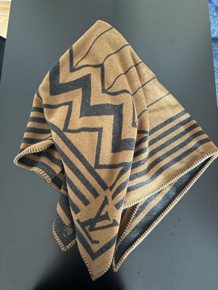 Louis Vuitton Foulard & Sciarpe: Plaid Karakoram Camel Louis Vuitton – Nuovo (secondo la descrizione) da Zürich venduto da andrea71388