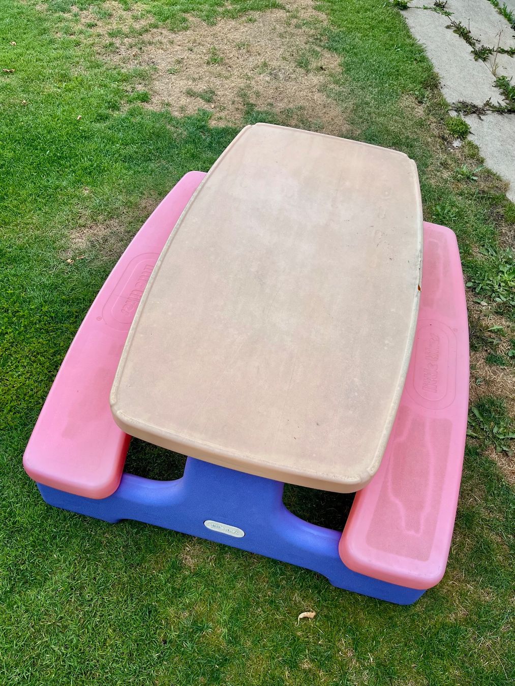 Set de table et chaises: Kindertisch mit Sitzbank – Défectueux à Volketswil par 5_Sterne