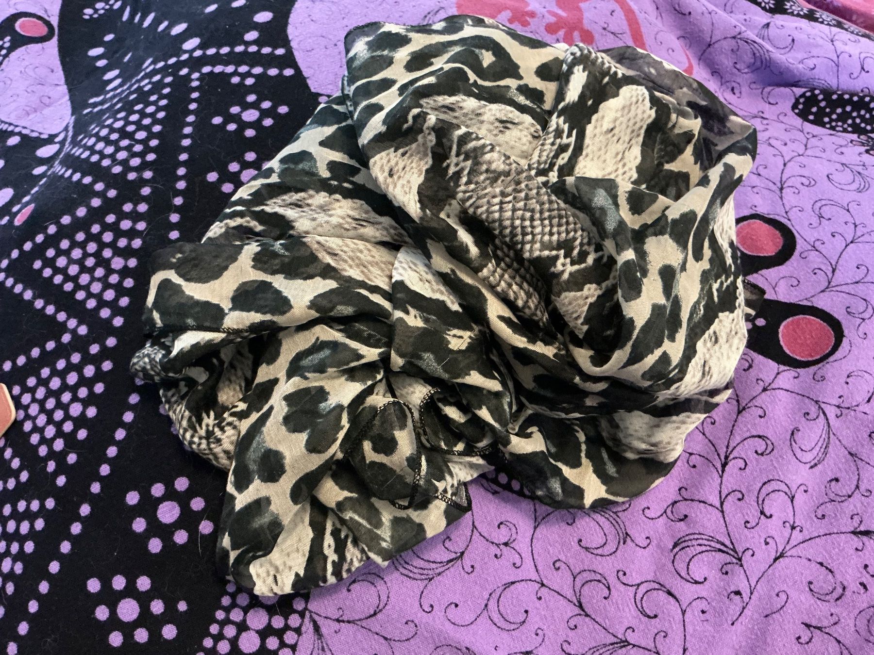 Foulards, Tücher & Schals: Schicker Schal mit Leopardenmuster, Herbst-Look – Gebraucht aus Würenlos von sweety5436 1