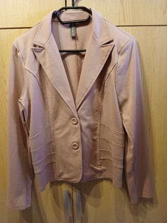 Veste blazer couleur rose pâle, idéale pour la mi-saison!