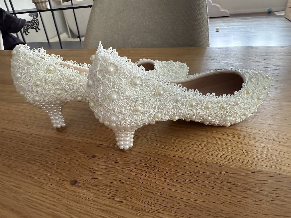 Scarpe da donna: Brautschuhe mit Perlen Gr. 36 NEU – Usato da Gwatt (Thun) venduto da Bennae 3